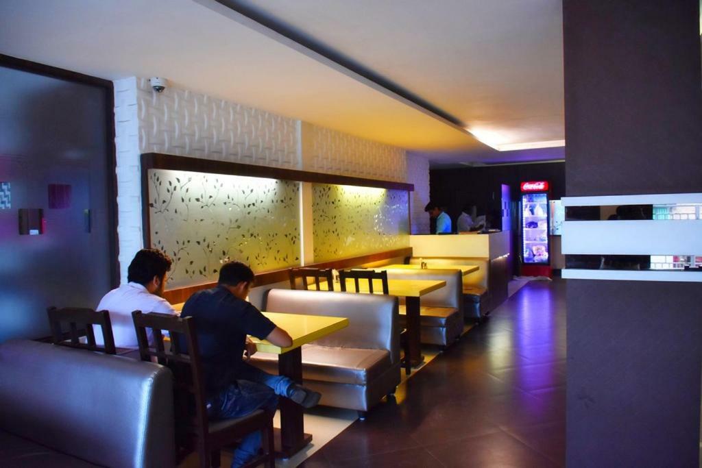 Capital O Kabita Guest House Near Acropolis Mall Calcutta Exteriör bild