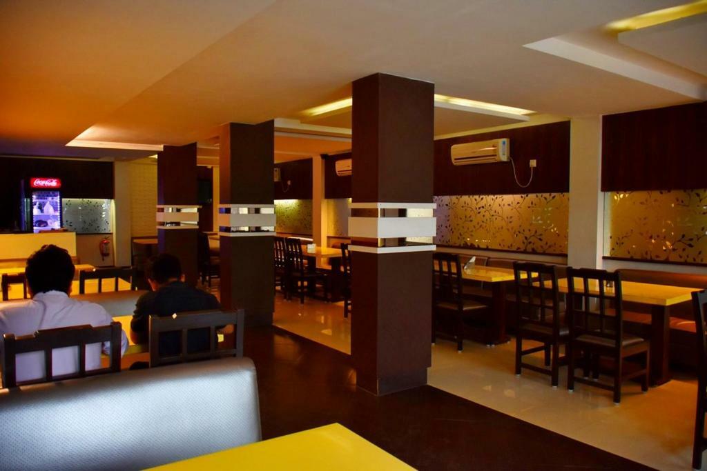 Capital O Kabita Guest House Near Acropolis Mall Calcutta Exteriör bild